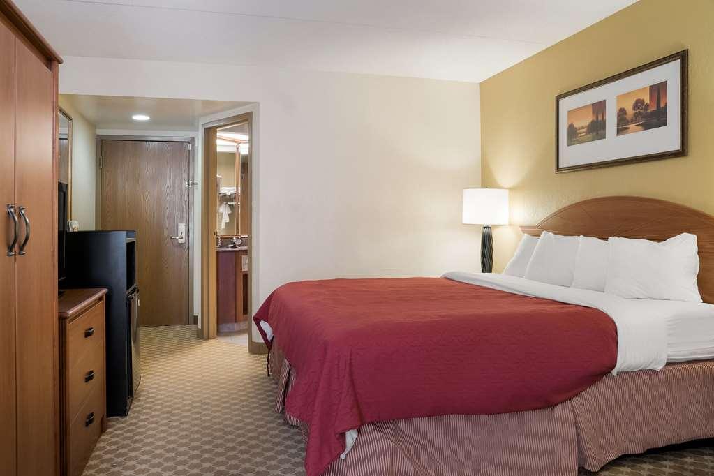 Quality Inn & Suites Saginaw Δωμάτιο φωτογραφία
