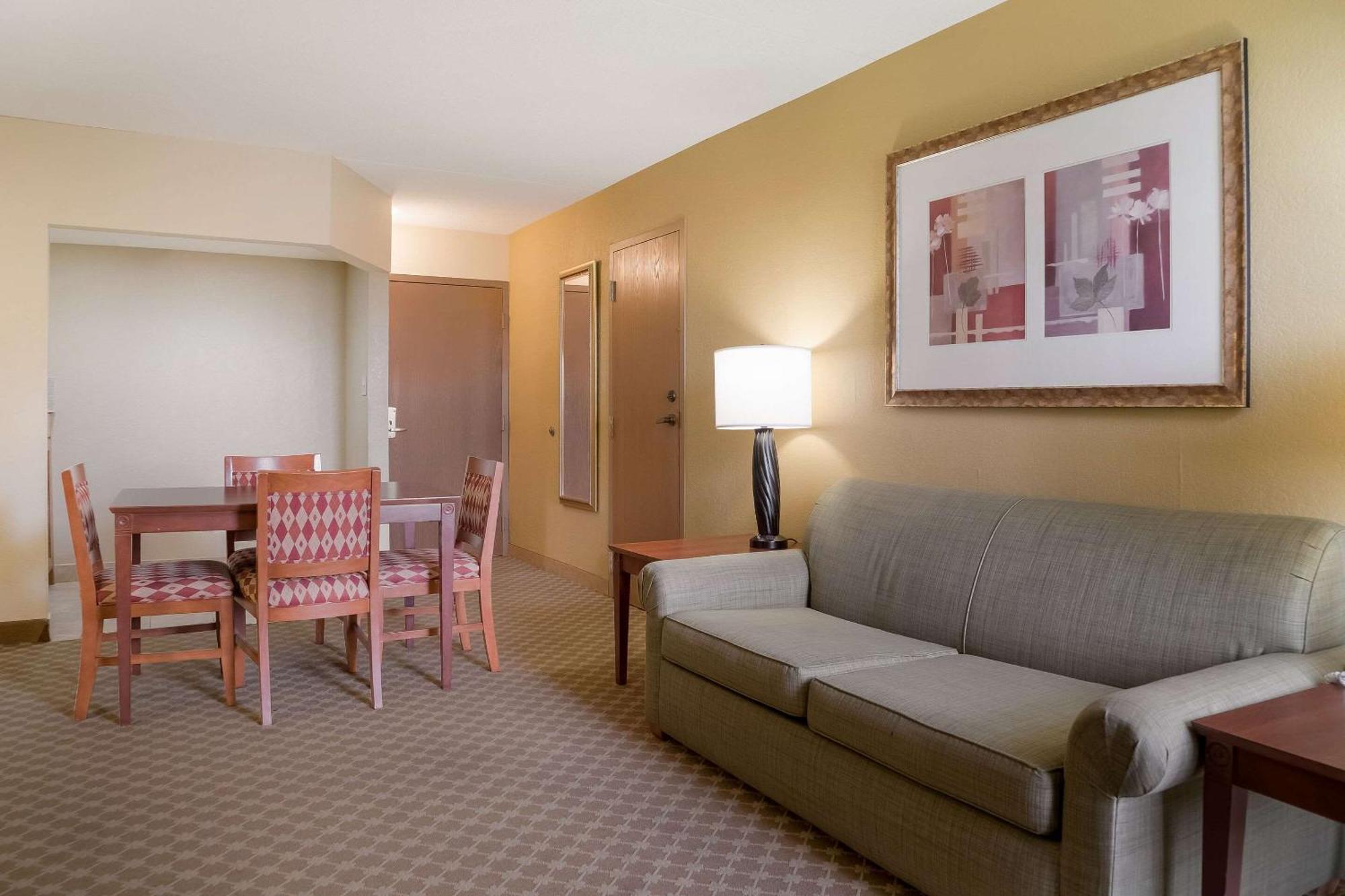 Quality Inn & Suites Saginaw Εξωτερικό φωτογραφία