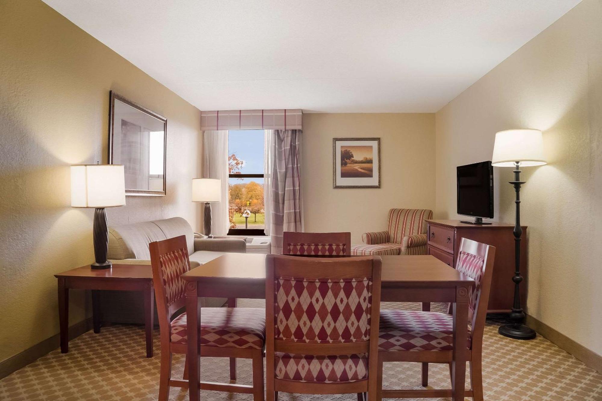 Quality Inn & Suites Saginaw Εξωτερικό φωτογραφία