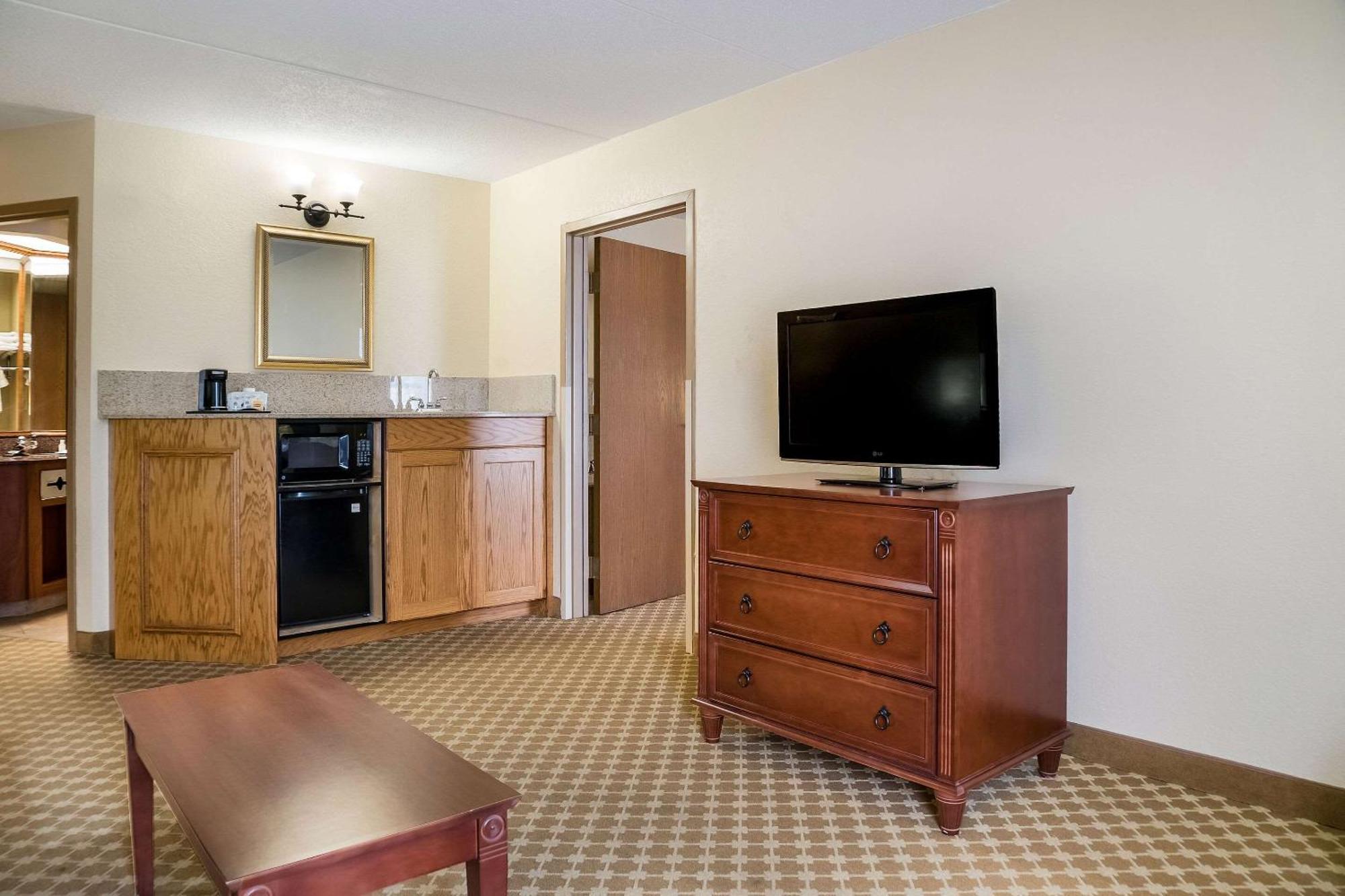 Quality Inn & Suites Saginaw Εξωτερικό φωτογραφία