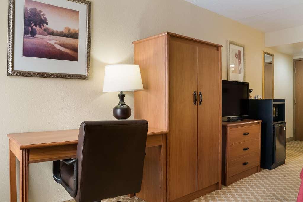 Quality Inn & Suites Saginaw Δωμάτιο φωτογραφία