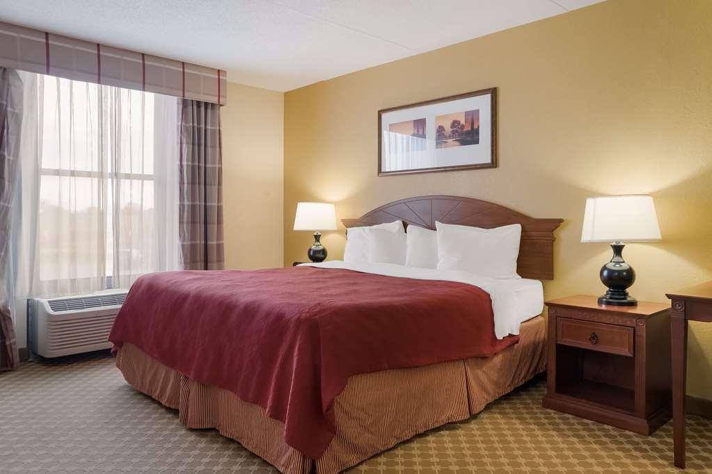 Quality Inn & Suites Saginaw Δωμάτιο φωτογραφία