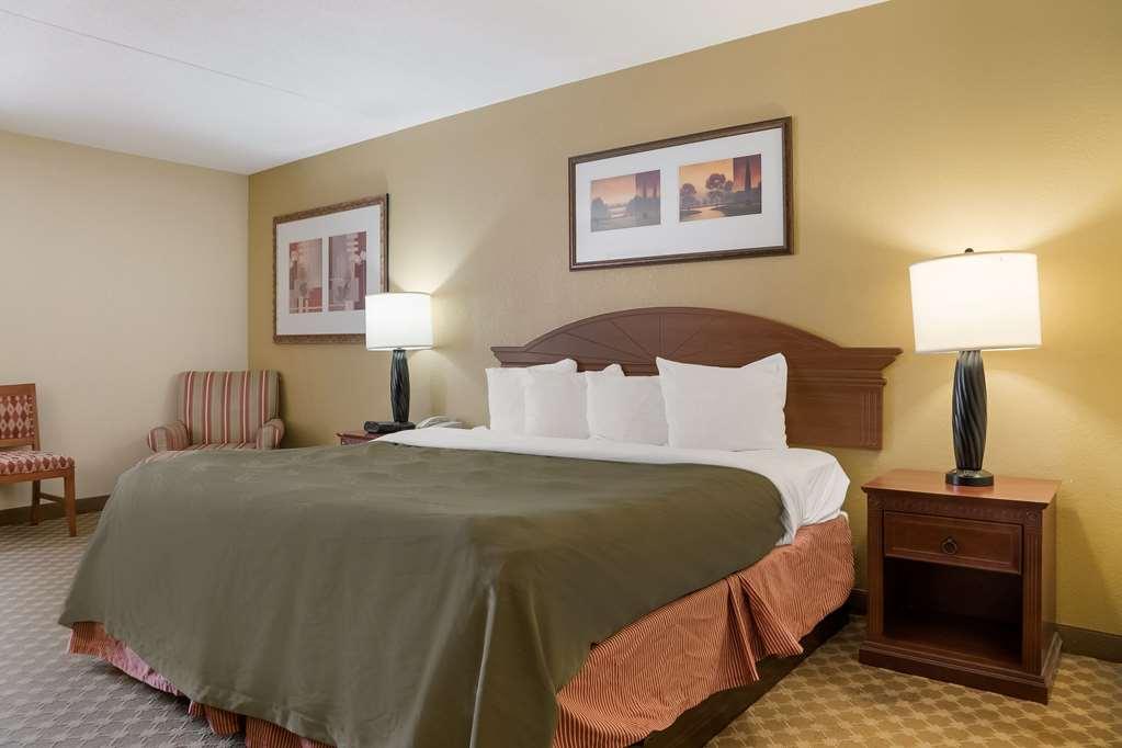 Quality Inn & Suites Saginaw Δωμάτιο φωτογραφία