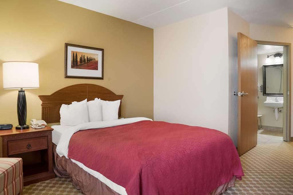 Quality Inn & Suites Saginaw Δωμάτιο φωτογραφία